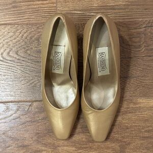 Vintage Bandolino Women's Gold Pumps